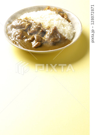 大きな鶏肉がゴロゴロと入っている熱々チキンカレー 128072871
