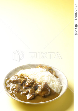 大きな鶏肉がゴロゴロと入っている熱々チキンカレー 大きな鶏肉がゴロゴロと入っている熱々チキンカレー 128072872