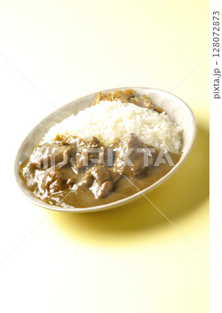 大きな鶏肉がゴロゴロと入っている熱々チキンカレー 大きな鶏肉がゴロゴロと入っている熱々チキンカレー 128072873