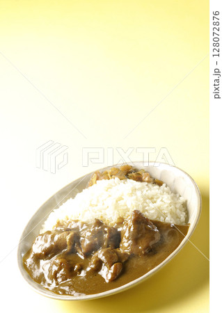 大きな鶏肉がゴロゴロと入っている熱々チキンカレー 大きな鶏肉がゴロゴロと入っている熱々チキンカレー 128072876