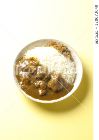大きな鶏肉がゴロゴロと入っている熱々チキンカレー 128073049