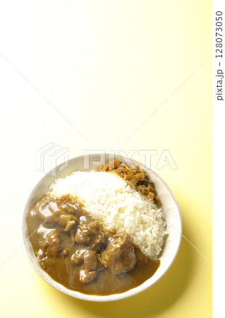 大きな鶏肉がゴロゴロと入っている熱々チキンカレー 128073050