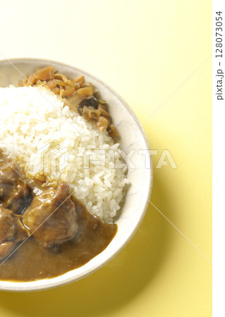 大きな鶏肉がゴロゴロと入っている熱々チキンカレー 大きな鶏肉がゴロゴロと入っている熱々チキンカレー 128073054