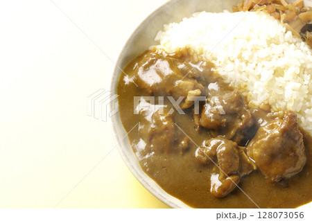 大きな鶏肉がゴロゴロと入っている熱々チキンカレー 128073056