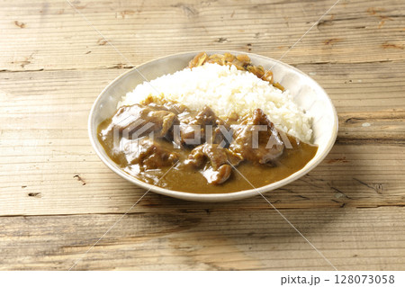 大きな鶏肉がゴロゴロと入っている熱々チキンカレー 128073058