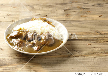 大きな鶏肉がゴロゴロと入っている熱々チキンカレー 128073059