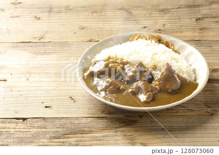 大きな鶏肉がゴロゴロと入っている熱々チキンカレー 128073060