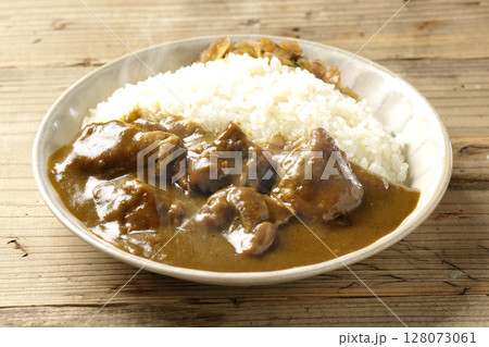 大きな鶏肉がゴロゴロと入っている熱々チキンカレー 128073061