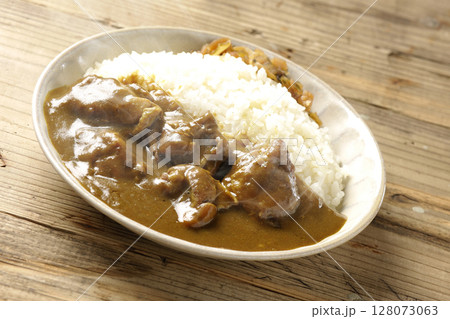 大きな鶏肉がゴロゴロと入っている熱々チキンカレー 大きな鶏肉がゴロゴロと入っている熱々チキンカレー 128073063