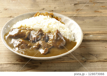 大きな鶏肉がゴロゴロと入っている熱々チキンカレー 大きな鶏肉がゴロゴロと入っている熱々チキンカレー 128073066