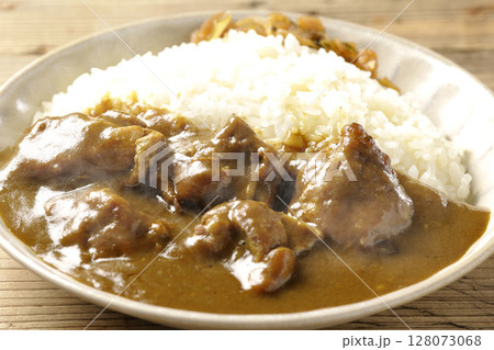 大きな鶏肉がゴロゴロと入っている熱々チキンカレー 128073068