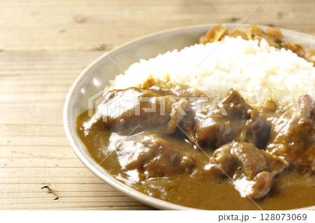 大きな鶏肉がゴロゴロと入っている熱々チキンカレー 128073069