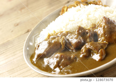大きな鶏肉がゴロゴロと入っている熱々チキンカレー 大きな鶏肉がゴロゴロと入っている熱々チキンカレー 128073070
