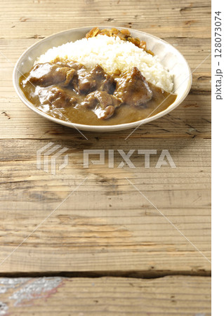 大きな鶏肉がゴロゴロと入っている熱々チキンカレー 大きな鶏肉がゴロゴロと入っている熱々チキンカレー 128073074