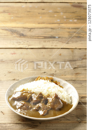 大きな鶏肉がゴロゴロと入っている熱々チキンカレー 128073075