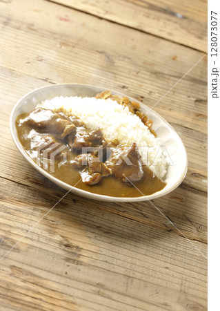 大きな鶏肉がゴロゴロと入っている熱々チキンカレー 128073077