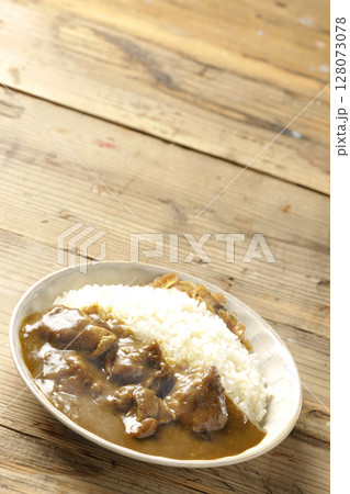 大きな鶏肉がゴロゴロと入っている熱々チキンカレー 128073078