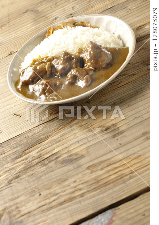 大きな鶏肉がゴロゴロと入っている熱々チキンカレー 128073079