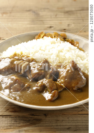 大きな鶏肉がゴロゴロと入っている熱々チキンカレー 128073080