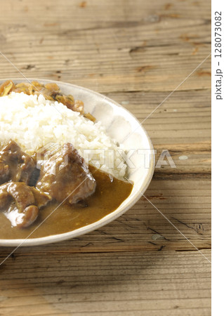 大きな鶏肉がゴロゴロと入っている熱々チキンカレー 大きな鶏肉がゴロゴロと入っている熱々チキンカレー 128073082