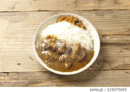 大きな鶏肉がゴロゴロと入っている熱々チキンカレー 128073083