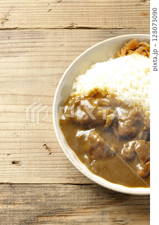 大きな鶏肉がゴロゴロと入っている熱々チキンカレー 128073090