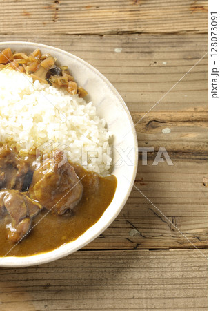 大きな鶏肉がゴロゴロと入っている熱々チキンカレー 128073091