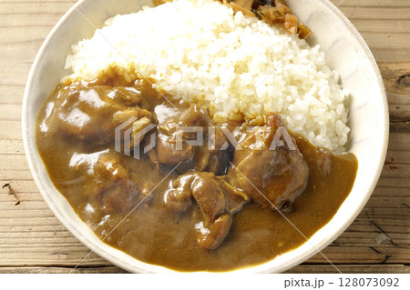 大きな鶏肉がゴロゴロと入っている熱々チキンカレー 128073092