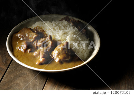 大きな鶏肉がゴロゴロと入っている熱々チキンカレー 128073105
