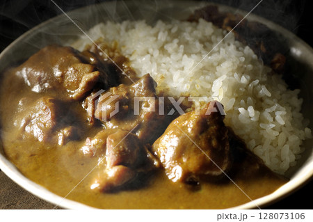 大きな鶏肉がゴロゴロと入っている熱々チキンカレー 128073106