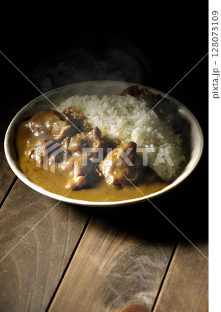 大きな鶏肉がゴロゴロと入っている熱々チキンカレー 128073109