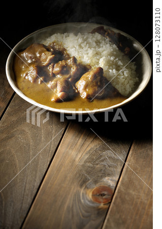 大きな鶏肉がゴロゴロと入っている熱々チキンカレー 大きな鶏肉がゴロゴロと入っている熱々チキンカレー 128073110