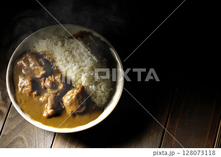 大きな鶏肉がゴロゴロと入っている熱々チキンカレー 大きな鶏肉がゴロゴロと入っている熱々チキンカレー 128073118
