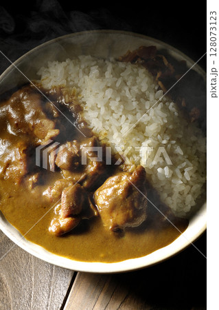 大きな鶏肉がゴロゴロと入っている熱々チキンカレー 128073123