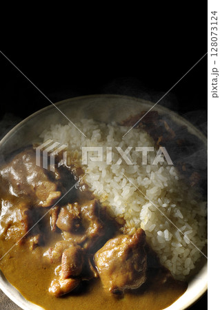 大きな鶏肉がゴロゴロと入っている熱々チキンカレー 128073124