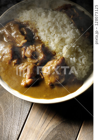大きな鶏肉がゴロゴロと入っている熱々チキンカレー 大きな鶏肉がゴロゴロと入っている熱々チキンカレー 128073125