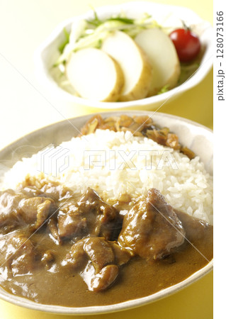 大きな鶏肉がゴロゴロと入っている熱々チキンカレーとじゃがいもサラダ 128073166
