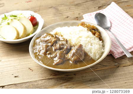 大きな鶏肉がゴロゴロと入っている熱々チキンカレーとじゃがいもサラダ 128073169