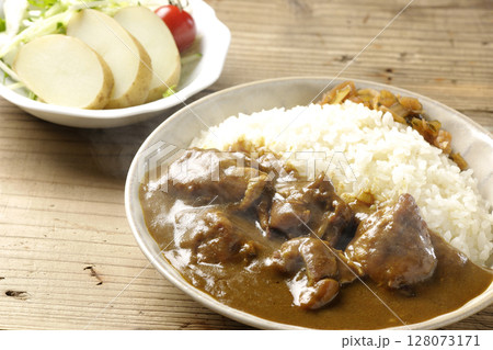 大きな鶏肉がゴロゴロと入っている熱々チキンカレーとじゃがいもサラダ 大きな鶏肉がゴロゴロと入っている熱々チキンカレーとじゃがいもサラダ 128073171