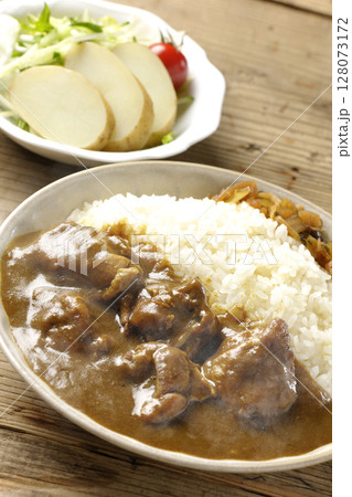 大きな鶏肉がゴロゴロと入っている熱々チキンカレーとじゃがいもサラダ 大きな鶏肉がゴロゴロと入っている熱々チキンカレーとじゃがいもサラダ 128073172