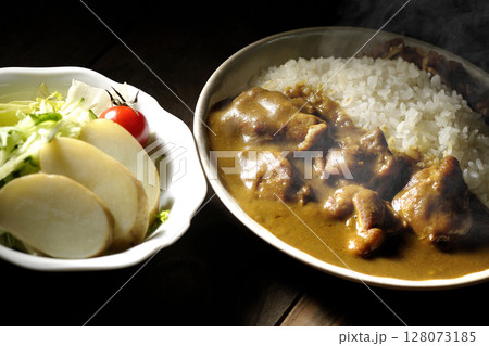大きな鶏肉がゴロゴロと入っている熱々チキンカレーとじゃがいもサラダ 128073185