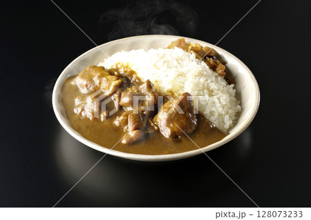 大きな鶏肉がゴロゴロと入っている熱々チキンカレーを黒背景で撮影 128073233