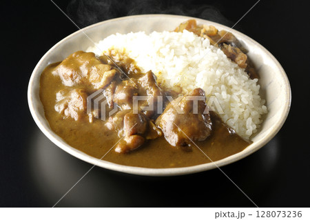 大きな鶏肉がゴロゴロと入っている熱々チキンカレーを黒背景で撮影 大きな鶏肉がゴロゴロと入っている熱々チキンカレーを黒背景で撮影 128073236
