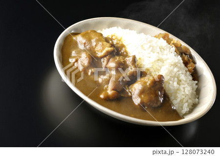 大きな鶏肉がゴロゴロと入っている熱々チキンカレーを黒背景で撮影 128073240