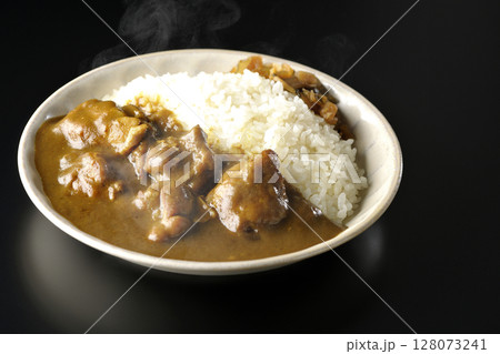 大きな鶏肉がゴロゴロと入っている熱々チキンカレーを黒背景で撮影 大きな鶏肉がゴロゴロと入っている熱々チキンカレーを黒背景で撮影 128073241