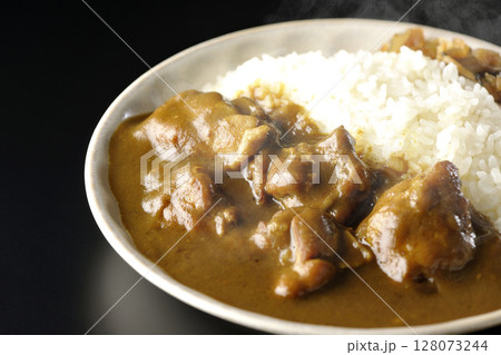 大きな鶏肉がゴロゴロと入っている熱々チキンカレーを黒背景で撮影 128073244