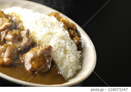 大きな鶏肉がゴロゴロと入っている熱々チキンカレーを黒背景で撮影 128073247