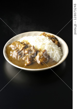 大きな鶏肉がゴロゴロと入っている熱々チキンカレーを黒背景で撮影 128073248