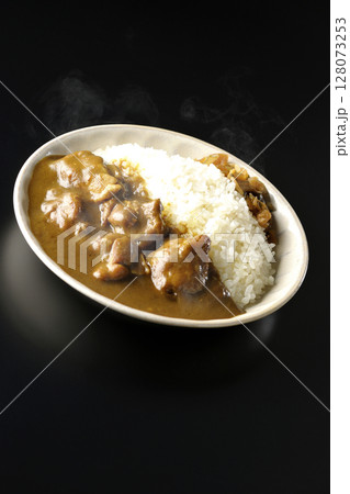大きな鶏肉がゴロゴロと入っている熱々チキンカレーを黒背景で撮影 128073253