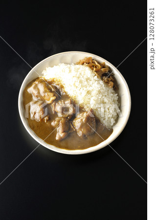 大きな鶏肉がゴロゴロと入っている熱々チキンカレーを黒背景で撮影 128073261